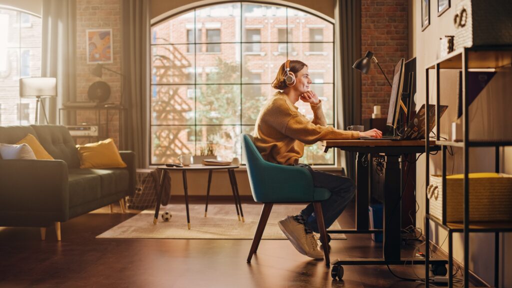 Person arbeitet im Wohnzimmer | Raumtrenner